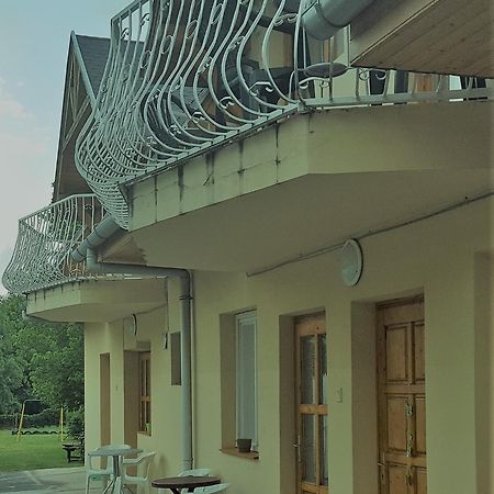 ホテル Fasor Vendeghaz Balatonszárszó エクステリア 写真